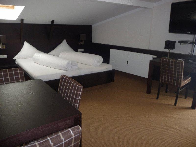 Hotel Bierwirt Инсбрук Стая снимка